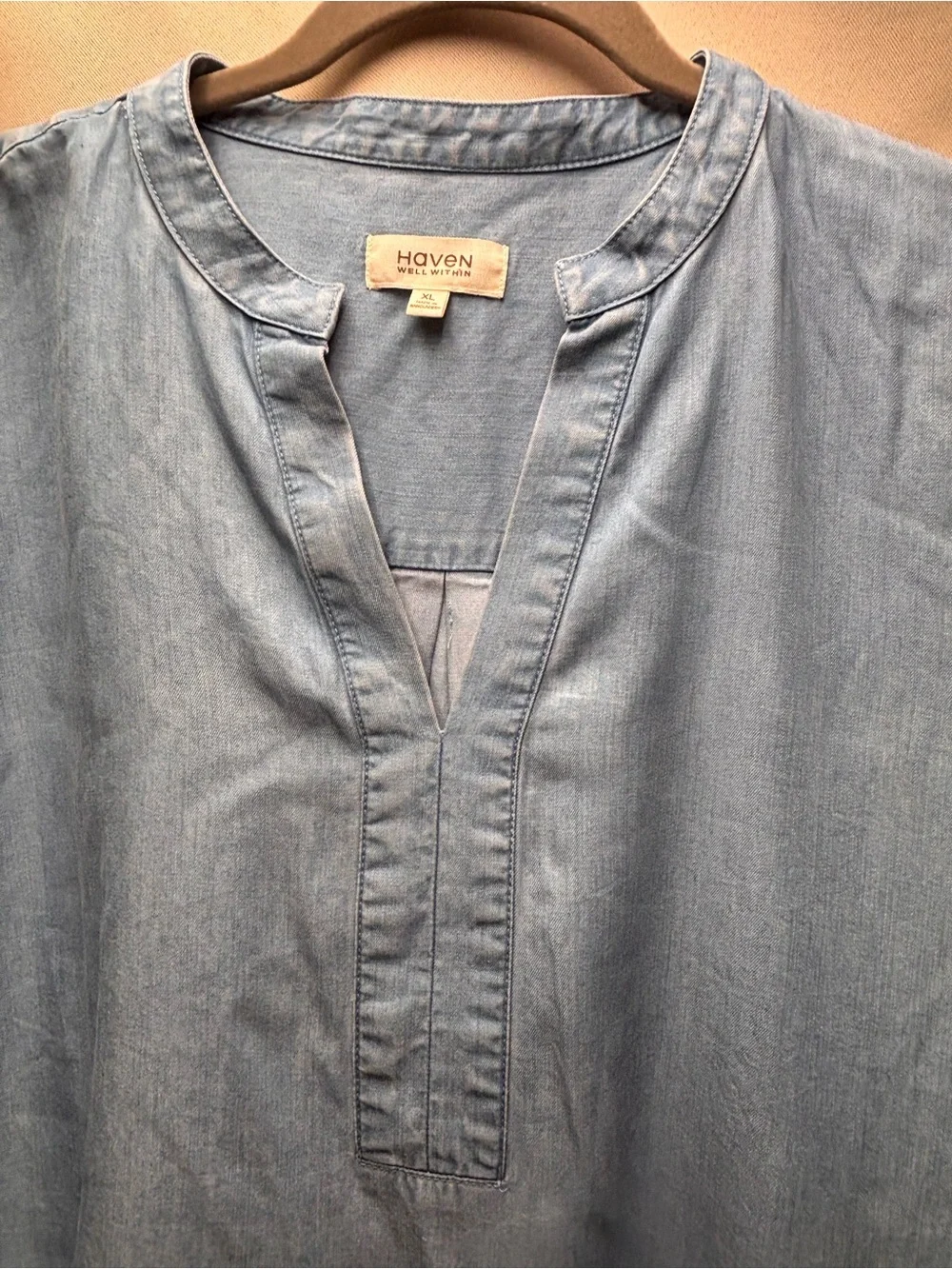 Haven We’ll Within Chambray Short Sleeve V-Neck Top XL - Picture 3 of 6